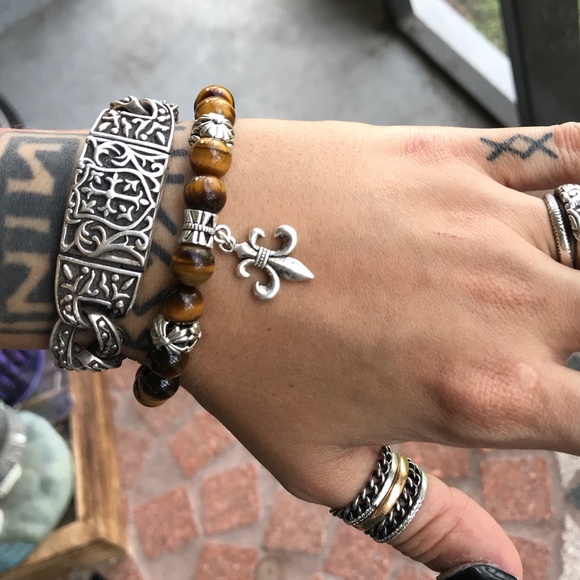 Tiger eye silver dangly fleur de lis bead bracelet - Picture 3 of 8